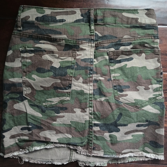 Forever 21 Camo Skirt - Picture 3 of 3